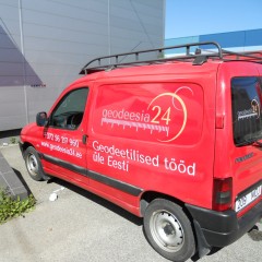 Company logo on the car (Geodeesia)